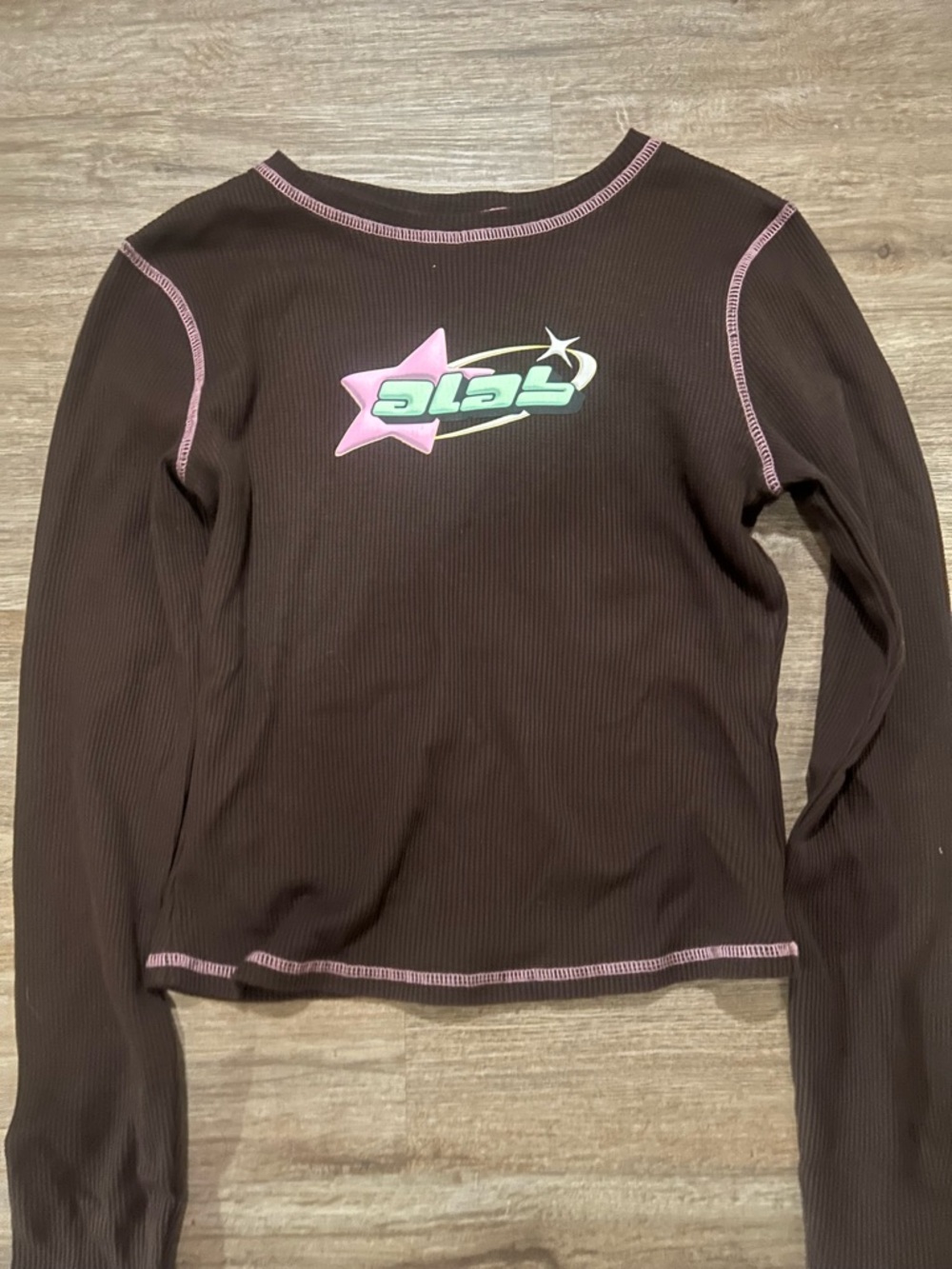 Brown Long-Sleeve Ribbed Top with Pink Star Graphic
